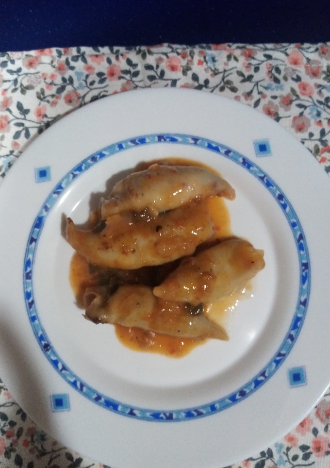 Una foto de Calamares rellenos en salsa