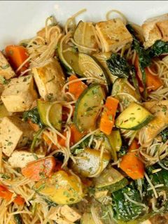 Foto de Noodles com Tofu e Legumes
