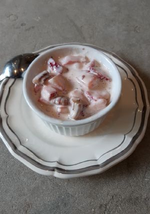 Una foto de Fresas con crema y nuez 🤤