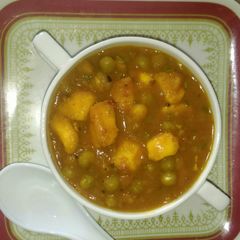 A picture of Matar paneer.