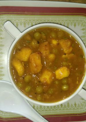 A picture of Matar paneer.