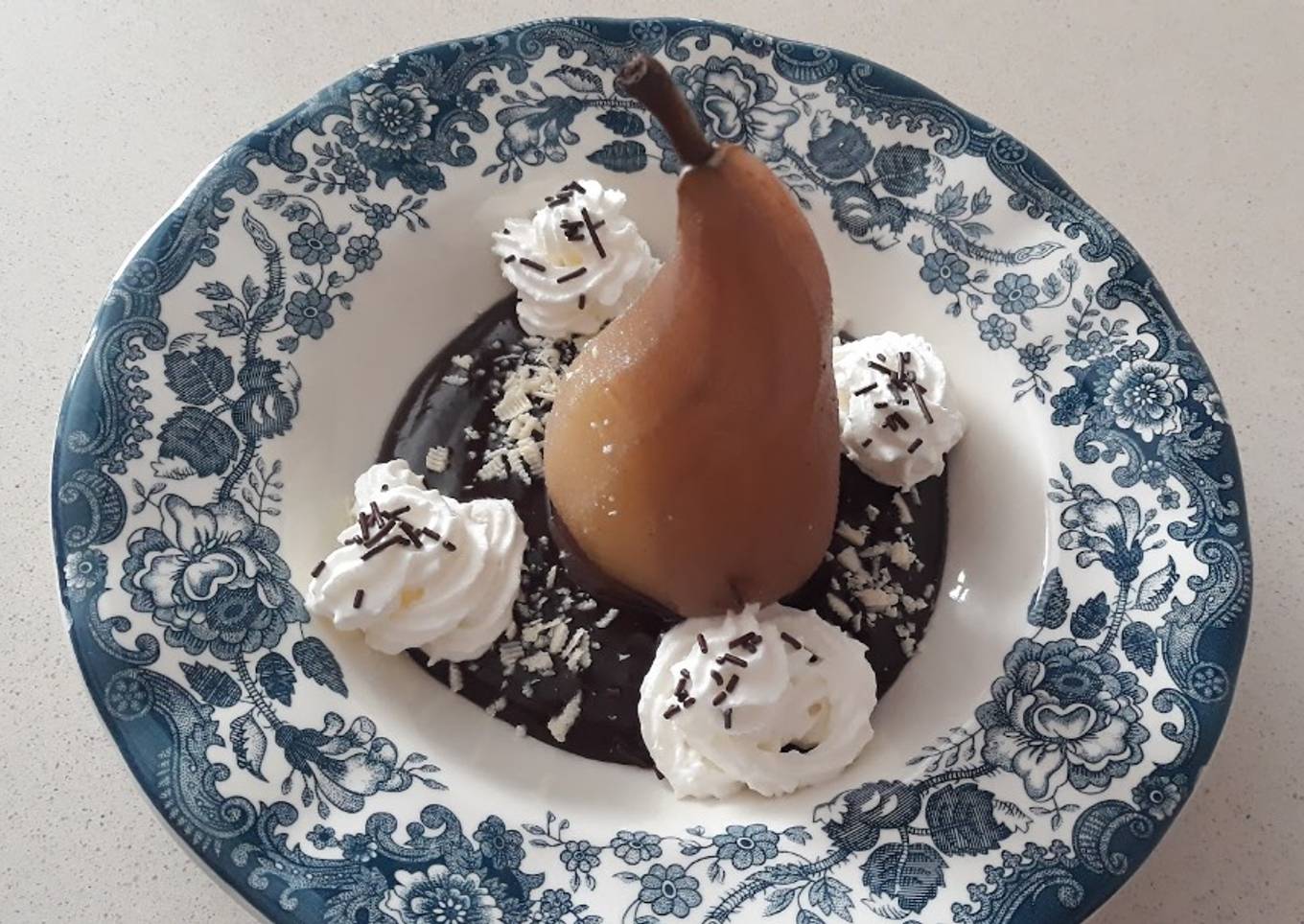 Peras al vino con chocolate