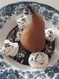 Una foto de Peras al vino con chocolate