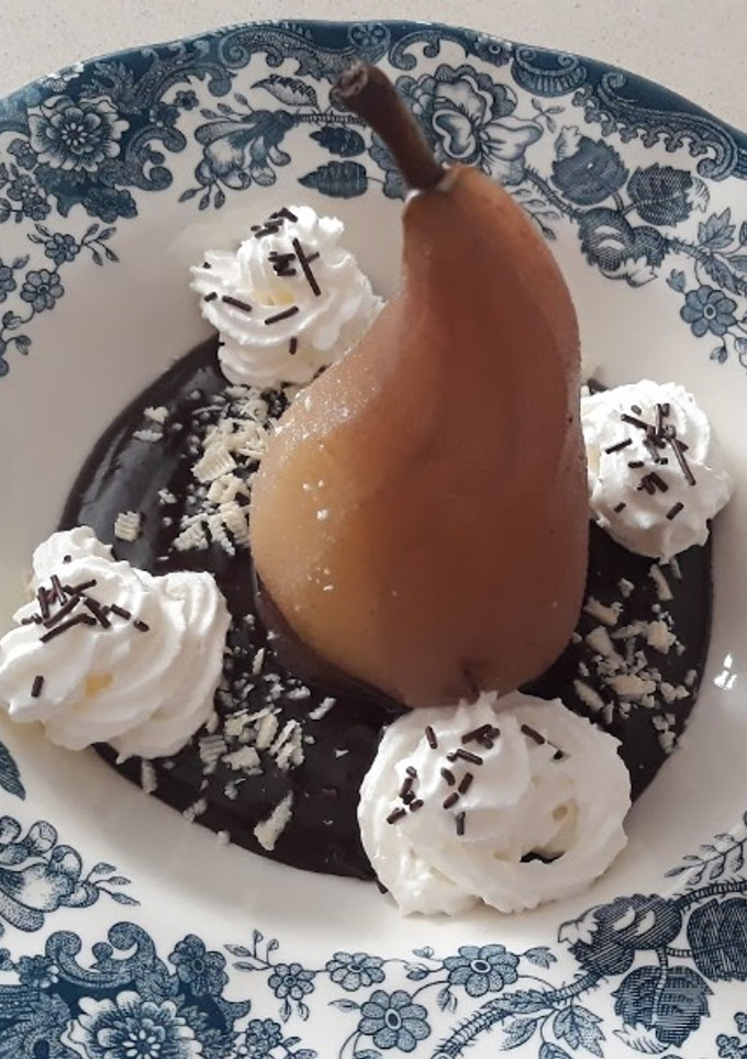 Una foto de Peras al vino con chocolate