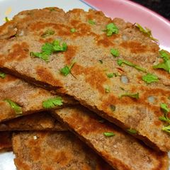 A picture of Thalipeeth.