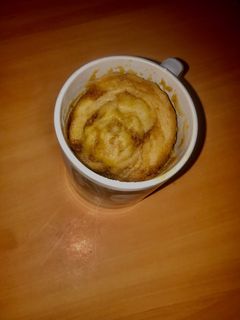 Una foto de Mug cake de rollo de canela