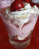 Postre en vaso de merengue, helado de frambuesa y crema chantilly
