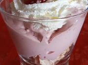 Una foto de postre en vaso vasito