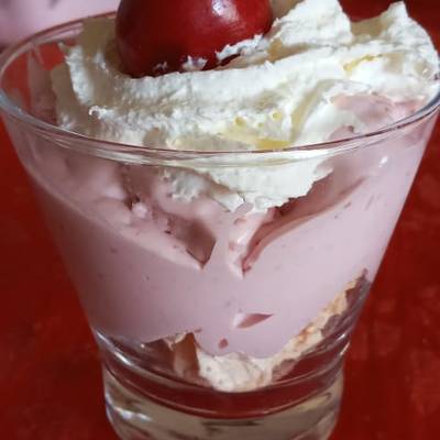 Postre en vaso de merengue, helado de frambuesa y crema chantilly Receta de  tengohambre- Cookpad