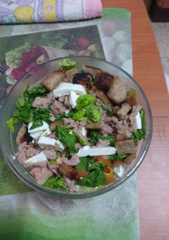 Una foto de Ensalada de cogollo de Tudela con pan frito y queso fresco