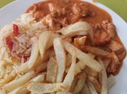 Una foto de strogonoff pollo champiñones