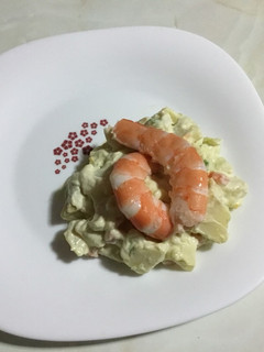 Una foto de Ensaladilla de langostinos y aguacate
