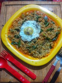 ভেজ চাও উইথ এগ পোচ (Veg Chow With Egg Poach, Recipe in Bengali) রেসিপির প্রধান ছবি