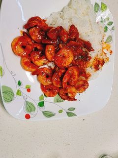 Hình của món Tôm rim cay ngọt.