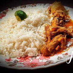 A picture of Steamed rice and chicken curry.