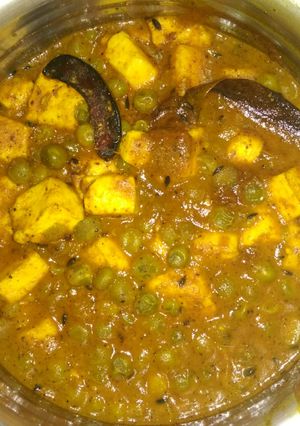 A picture of Matar paneer.