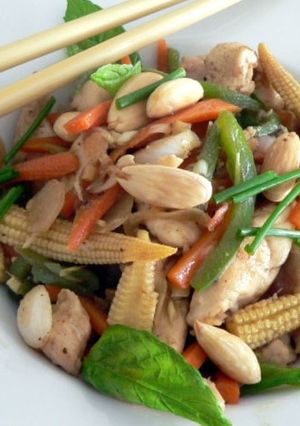 Une photo de Poulet aux amandes et légumes asiatiques