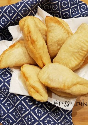 Foto di Panzerotti baresi fritti con alici