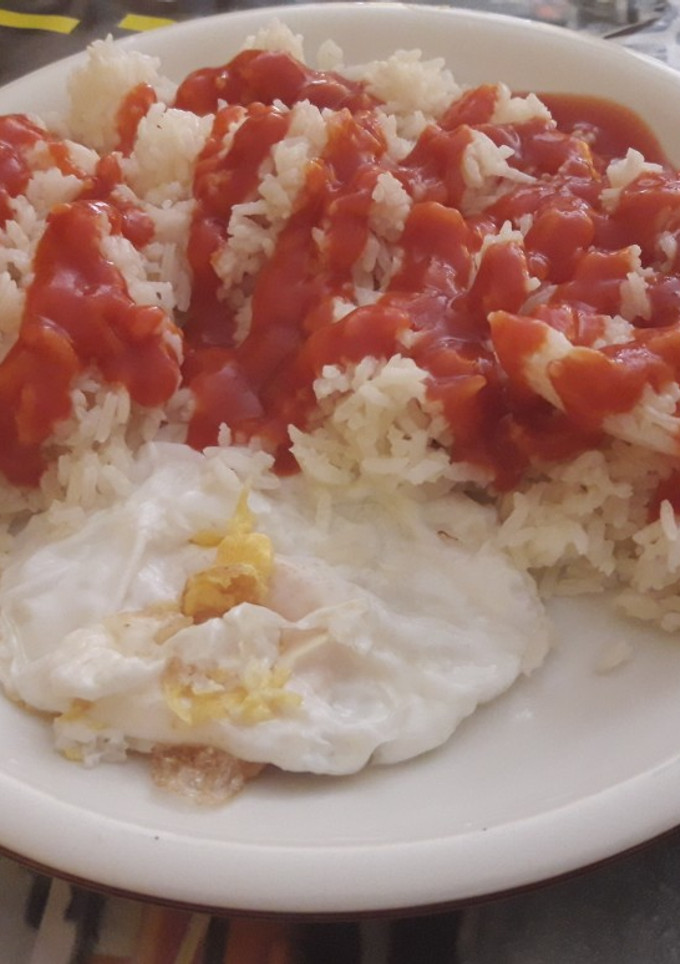 Una foto de Arroz a la cubana🍚🍅🍳
