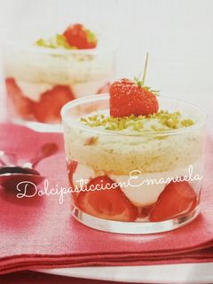 Foto di Coppa di fragole con mousse di pistacchio