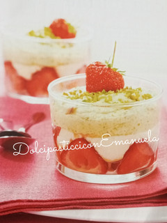 Foto di Coppa di fragole con mousse di pistacchio