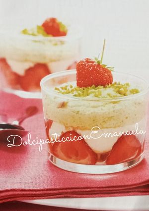 Foto di Coppa di fragole con mousse di pistacchio
