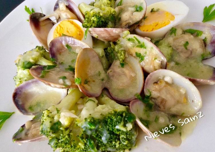 Brócoli con almejas a la marinera