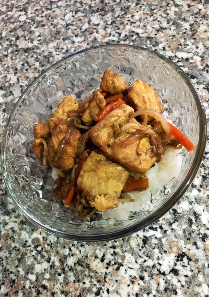 Una foto de Guisado de pollo salteado
