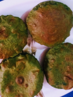 पालक पूरी (Palak Puri recipe in Hindi) रेसिपी मुख्य फोटो