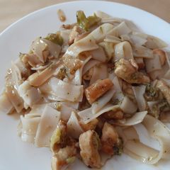 A picture of Chicken & Broccoli Noodle Stir Fry.