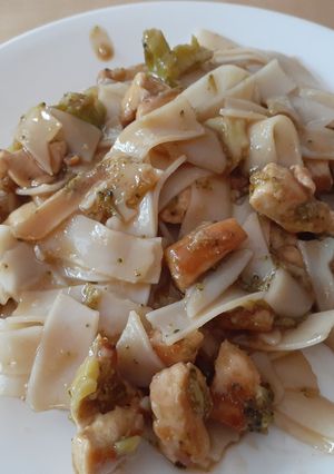 A picture of Chicken & Broccoli Noodle Stir Fry.