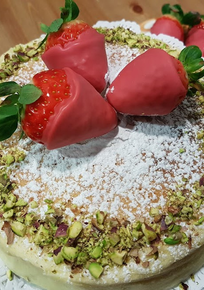 Una foto de Cheesecake japonés con fresas y pistachos!