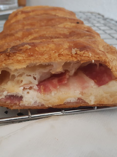 Una foto de Trenza hojaldre, bacon, queso cabra y jamón york