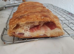 Foto principal de Trenza hojaldre, bacon, queso cabra y jamón york