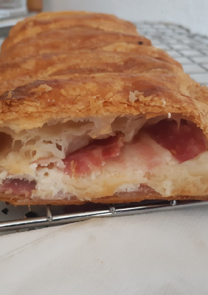 Una foto de Trenza hojaldre, bacon, queso cabra y jamón york