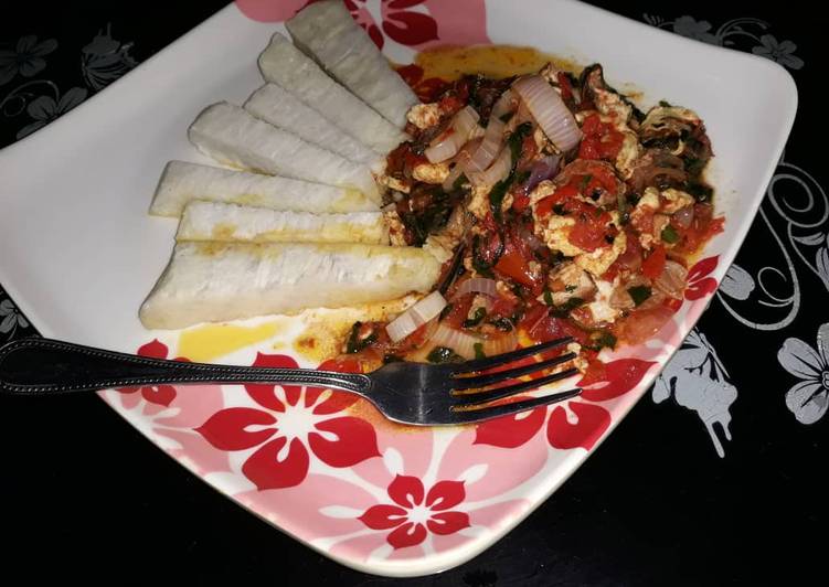 Boiled yam and egg sauce