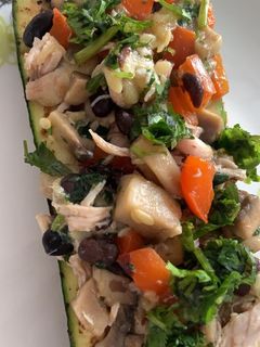 Una foto de Zapallito italiano relleno de pollo y verduras al horno
