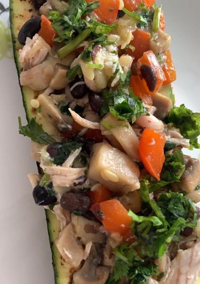 Una foto de Zapallito italiano relleno de pollo y verduras al horno