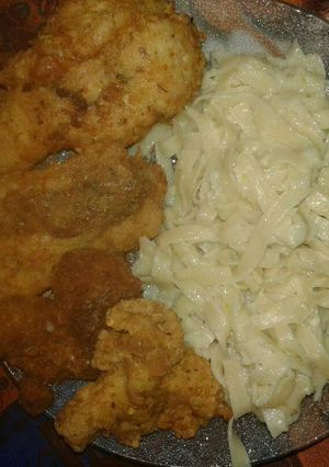 Una foto de Trozado de pollo🍗 rebozado con fideos al ajo para mi 👨😍