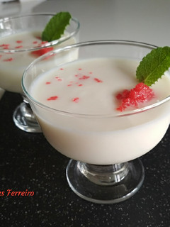 Una foto de Sopa de melón, almendra y huevas de salmón
