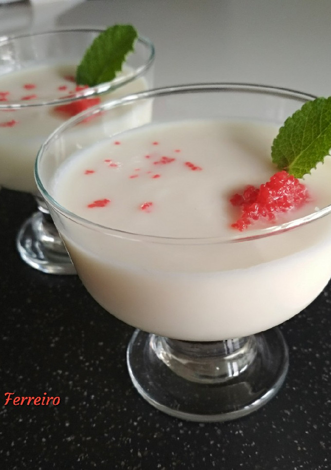 Una foto de Sopa de melón, almendra y huevas de salmón