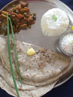 भोगीची भाजी (मकर संक्रांत स्पेशल) (Bhogichi Bhaji Recipe In Marathi) रेसिपी चे मुख्य फोटो