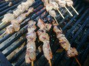 Una foto de brochetas de pollo a la parrilla