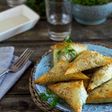 Crujientes de pasta brick con espinacas y queso azul