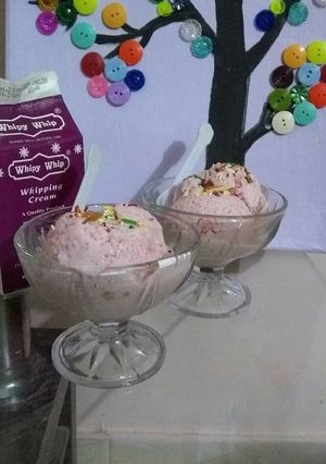 A picture of Strawberry ice cream (just 3 ingredients).