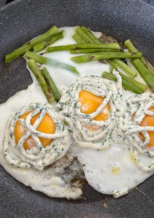 Foto di Spadellata di uova e asparagi con avanzo della farcia dei ravioli