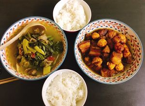 Hình của món Canh dưa chua nấu gân bò, thịt kho trứng cút.