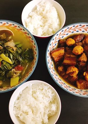 Hình của món Canh dưa chua nấu gân bò, thịt kho trứng cút.