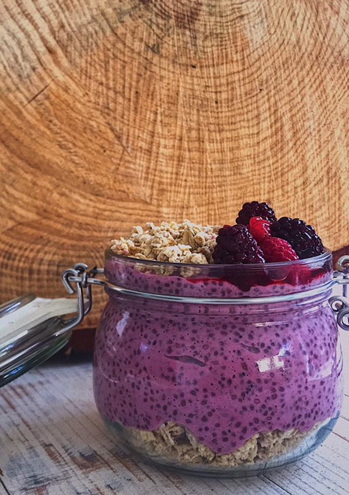 Una foto de Pudding de chía con frutos del bosque
