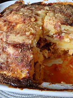 Sajtos -sonkás kolbászos rakott krumpli recept fotója
